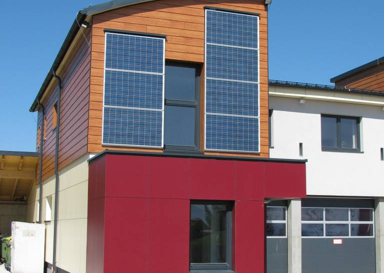 Fundermax Fassade Feuerwehr aus Max Compact Exterior in den Dekoren 0272, 0691 und 0065 sowie in der Oberfläche NT