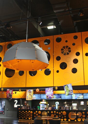 Fundermax Wandverkleidung Kino aus Max Compact Exterior im Dekor 6020 sowie der Oberfläche NT