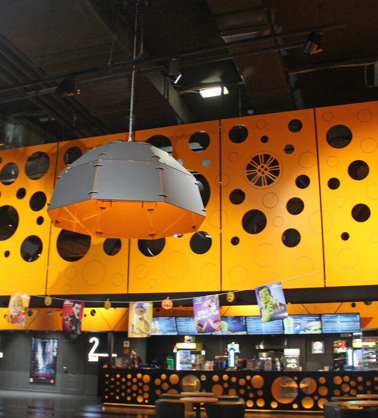Fundermax Wandverkleidung Kino aus Max Compact Exterior im Dekor 6020 sowie der Oberfläche NT