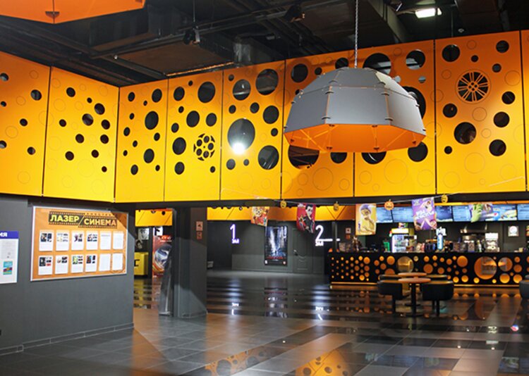 Fundermax Wandverkleidung Kino aus Max Compact Exterior im Dekor 6020 sowie der Oberfläche NT