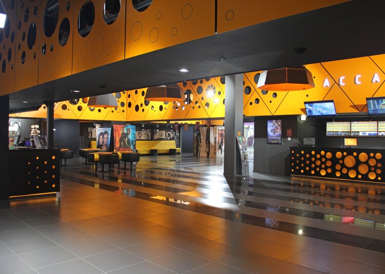 Fundermax Wandverkleidung Kino aus Max Compact Exterior im Dekor 6020 sowie der Oberfläche NT