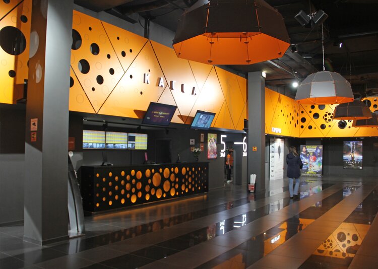Fundermax Wandverkleidung Kino aus Max Compact Exterior im Dekor 6020 sowie der Oberfläche NT