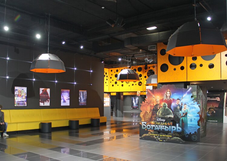 Fundermax Wandverkleidung Kino aus Max Compact Exterior im Dekor 6020 sowie der Oberfläche NT