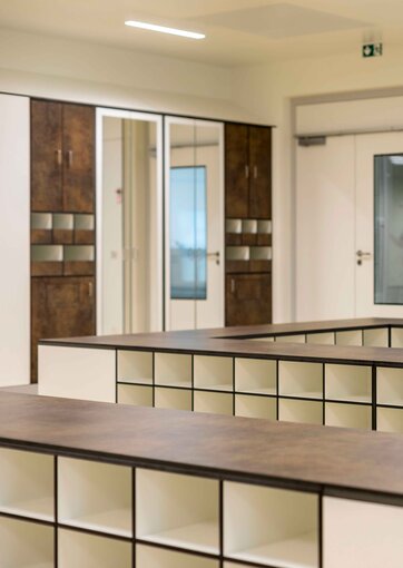 Fundermax Kabinenbau Betriebsgebäude aus Max Compact Interior in den Dekoren 2206, 0725, 0085, 0024, 0794 sowie dem Dekor FH