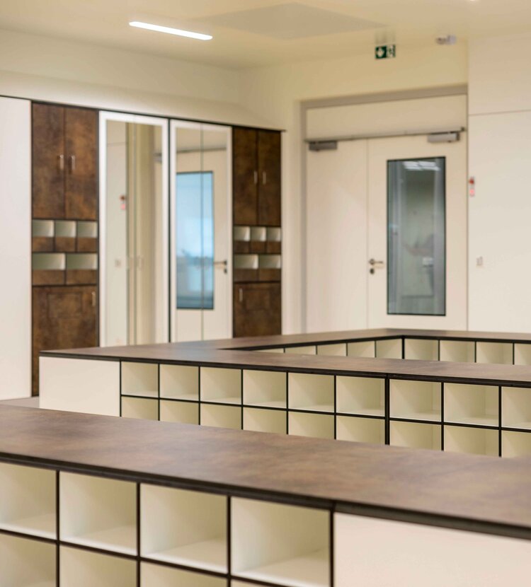 Fundermax Kabinenbau Betriebsgebäude aus Max Compact Interior in den Dekoren 2206, 0725, 0085, 0024, 0794 sowie dem Dekor FH