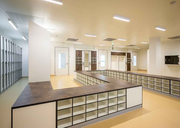 Fundermax Kabinenbau Betriebsgebäude aus Max Compact Interior in den Dekoren 2206, 0725, 0085, 0024, 0794 sowie dem Dekor FH