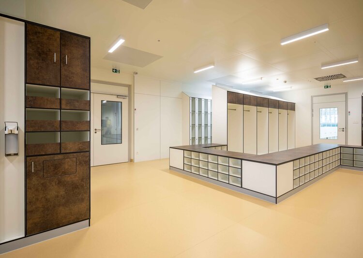 Fundermax Kabinenbau Betriebsgebäude aus Max Compact Interior in den Dekoren 2206, 0725, 0085, 0024, 0794 sowie dem Dekor FH