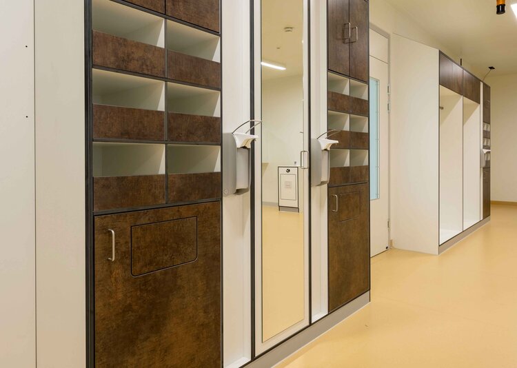 Fundermax Kabinenbau Betriebsgebäude aus Max Compact Interior in den Dekoren 2206, 0725, 0085, 0024, 0794 sowie dem Dekor FH