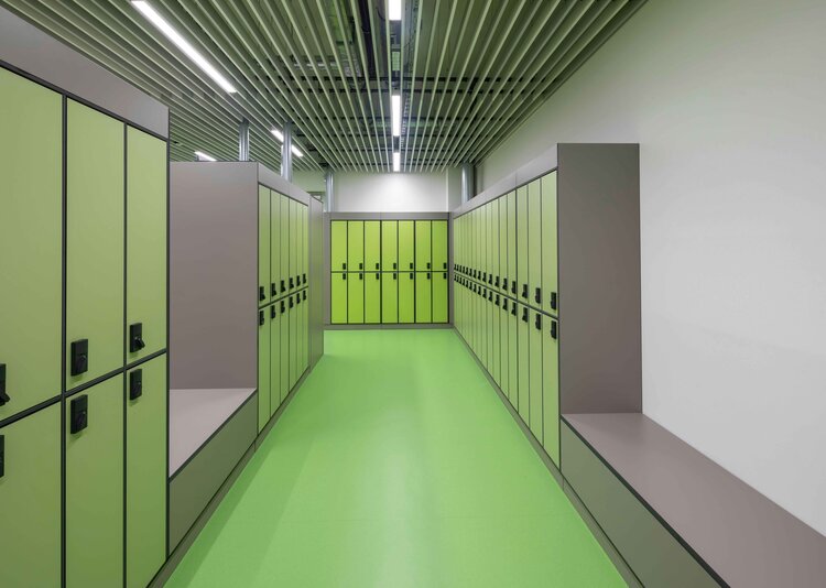 Fundermax Kabinenbau Betriebsgebäude aus Max Compact Interior in den Dekoren 2206, 0725, 0085, 0024, 0794 sowie dem Dekor FH