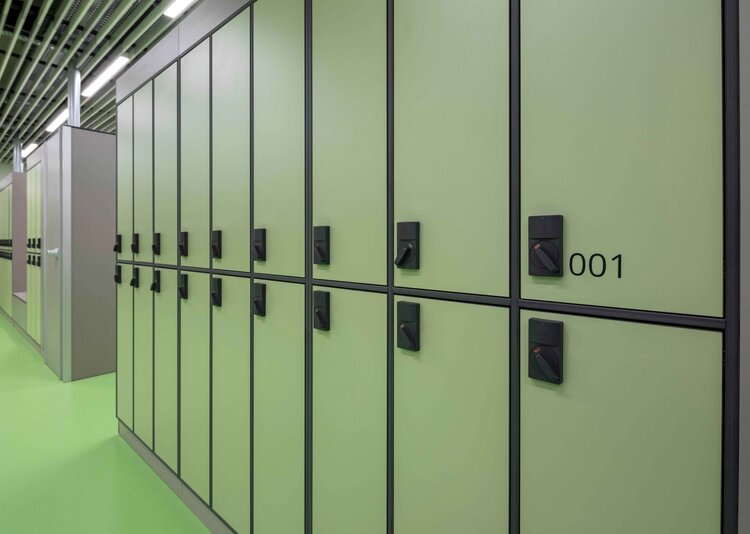 Fundermax Kabinenbau Betriebsgebäude aus Max Compact Interior in den Dekoren 2206, 0725, 0085, 0024, 0794 sowie dem Dekor FH