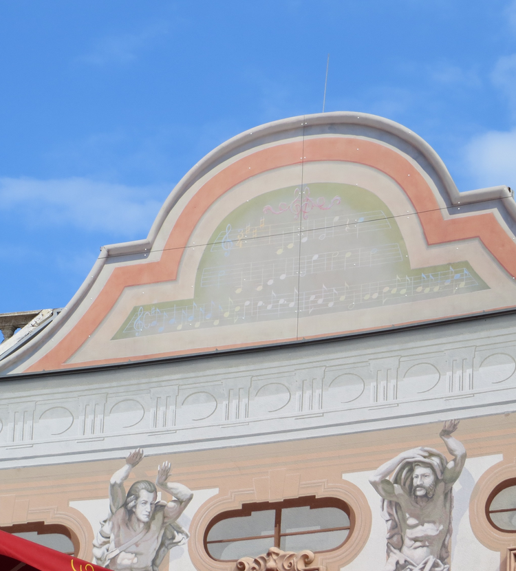 Fundermax Fassade Madame Tussauds Kulissenelemente aus Max Compact Exterior im Individualdekor und der Oberfläche NT