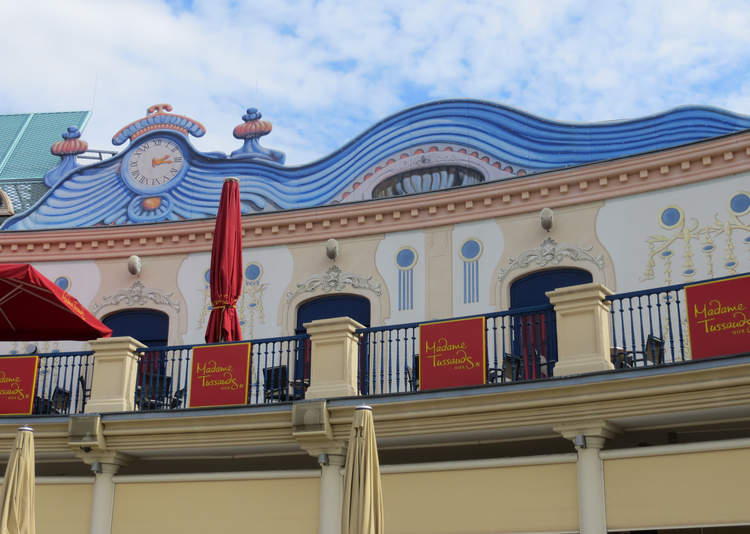 Fundermax Fassade Madame Tussauds Kulissenelemente aus Max Compact Exterior im Individualdekor und der Oberfläche NT