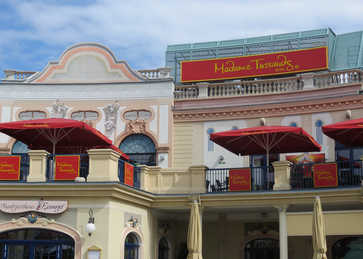 Fundermax Fassade Madame Tussauds Kulissenelemente aus Max Compact Exterior im Individualdekor und der Oberfläche NT