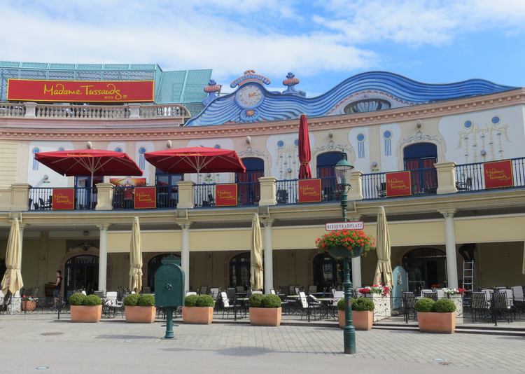 Fundermax Fassade Madame Tussauds Kulissenelemente aus Max Compact Exterior im Individualdekor und der Oberfläche NT