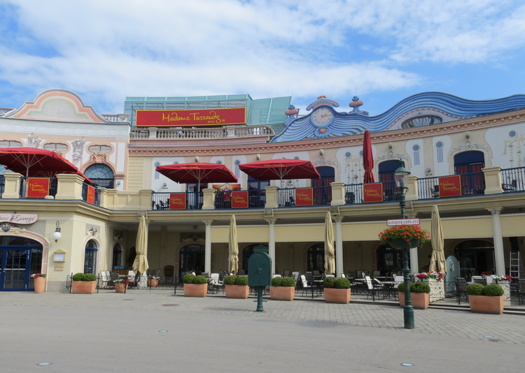 Fundermax Fassade Madame Tussauds Kulissenelemente aus Max Compact Exterior im Individualdekor und der Oberfläche NT