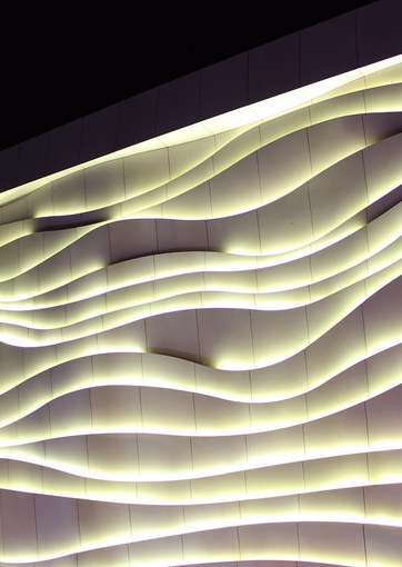 Fundermax 3D Fassade Shoppingcenter aus Max Compact Exterior im Dekor 0085 und der Oberfläche NT