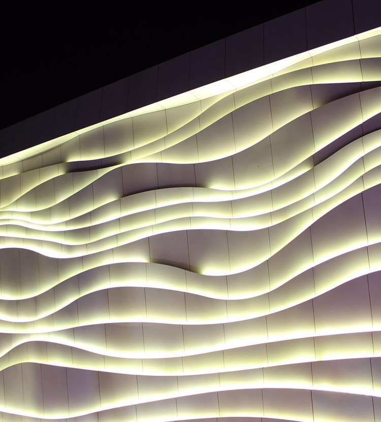 Fundermax 3D Fassade Shoppingcenter aus Max Compact Exterior im Dekor 0085 und der Oberfläche NT