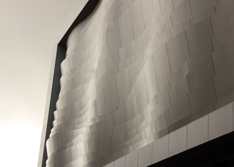 Fundermax 3D Fassade Shoppingcenter aus Max Compact Exterior im Dekor 0085 und der Oberfläche NT