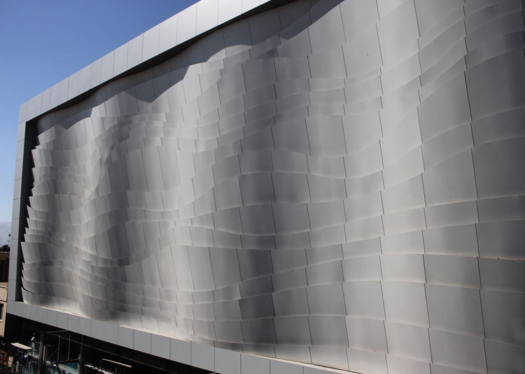 Fundermax 3D Fassade Shoppingcenter aus Max Compact Exterior im Dekor 0085 und der Oberfläche NT