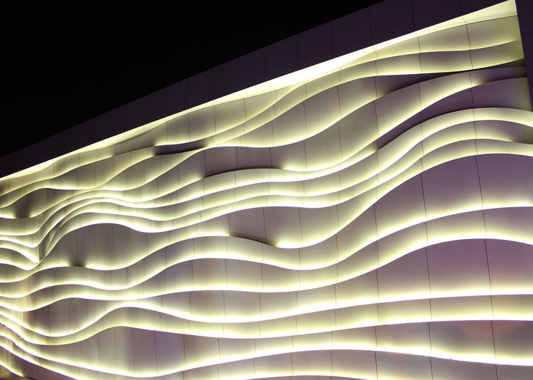 Fundermax 3D Fassade Shoppingcenter aus Max Compact Exterior im Dekor 0085 und der Oberfläche NT