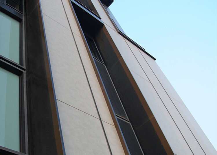 Fundermax Fassade Wohnhaus aus Max Compact Exterior 0026 und 0027 sowie NT