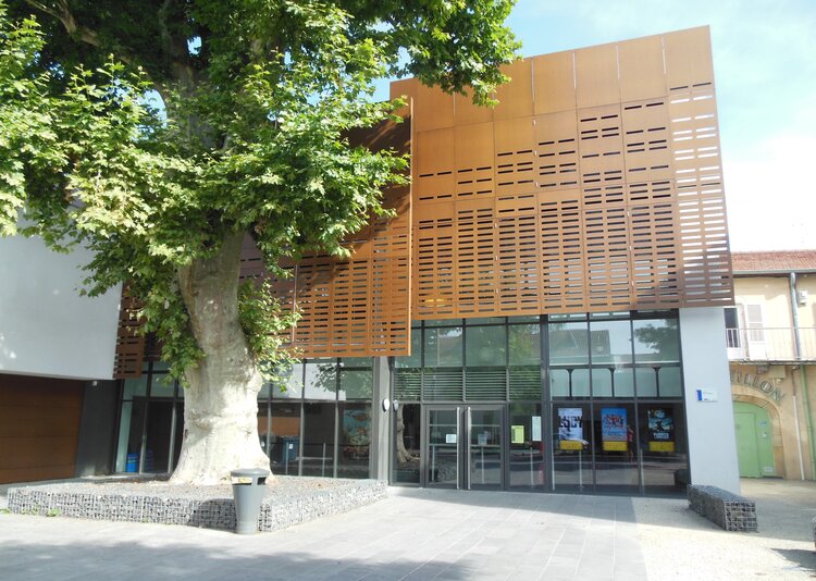 Fundermax Fassade Kino aus Max Compact Exterior im Dekor Authentic und der Oberfläche NT