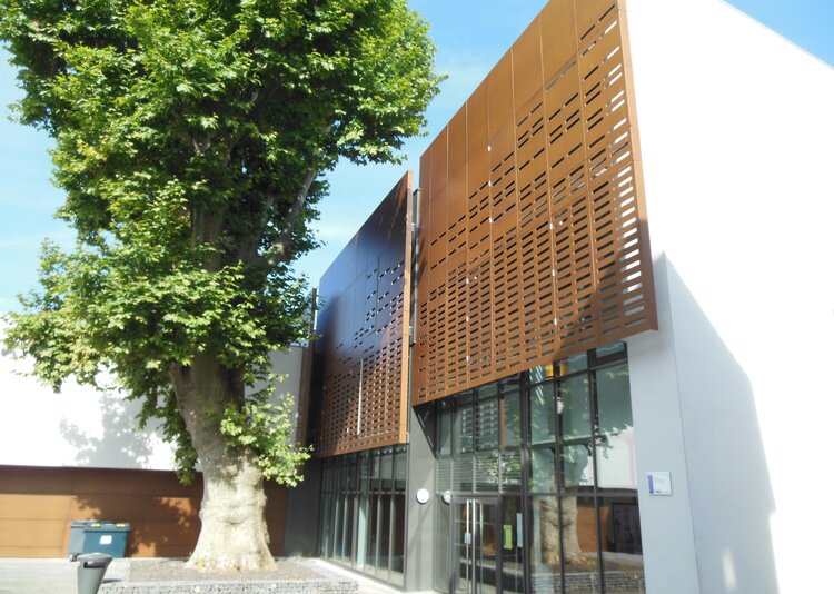 Fundermax Fassade Kino aus Max Compact Exterior im Dekor Authentic und der Oberfläche NT