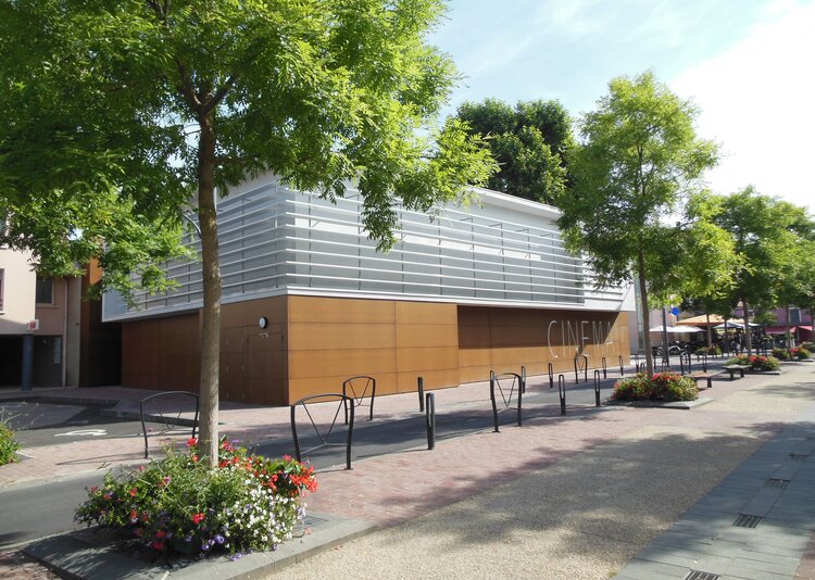 Fundermax Fassade Kino aus Max Compact Exterior im Dekor Authentic und der Oberfläche NT