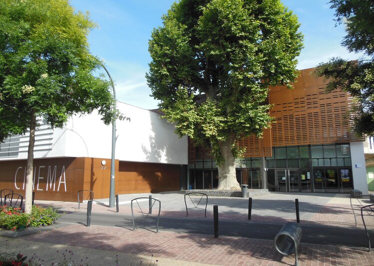 Fundermax Fassade Kino aus Max Compact Exterior im Dekor Authentic und der Oberfläche NT