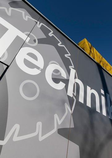 Fundermax Fassade Murexin Technikum aus Max Compact Exterior mit Individualdekor 