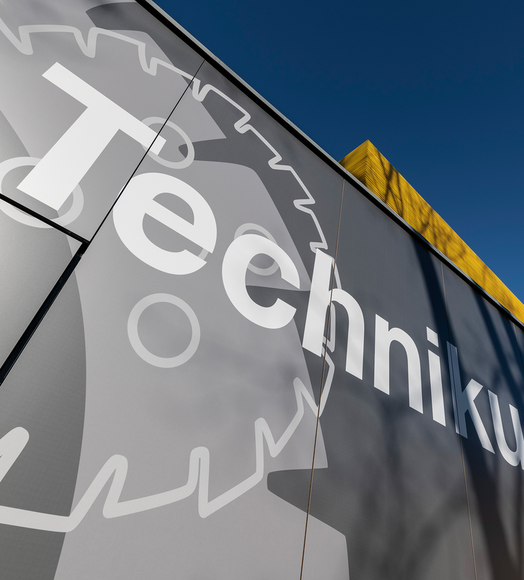 Fundermax Fassade Murexin Technikum aus Max Compact Exterior mit Individualdekor 
