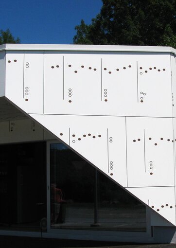 Fundermax Fassade Musikheim St. Nikolai aus Max Compact Exterior im Dekor 0085 sowie in der Oberfläche NT