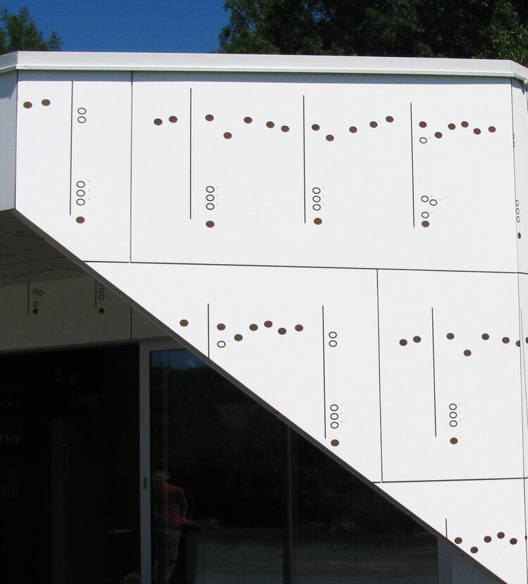 Fundermax Fassade Musikheim St. Nikolai aus Max Compact Exterior im Dekor 0085 sowie in der Oberfläche NT