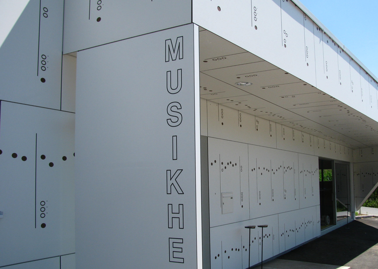 Fundermax Fassade Musikheim St. Nikolai aus Max Compact Exterior im Dekor 0085 sowie in der Oberfläche NT