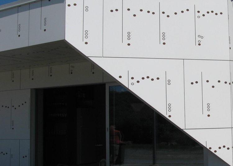 Fundermax Fassade Musikheim St. Nikolai aus Max Compact Exterior im Dekor 0085 sowie in der Oberfläche NT