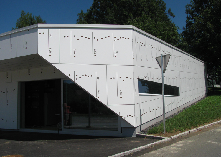 Fundermax Fassade Musikheim St. Nikolai aus Max Compact Exterior im Dekor 0085 sowie in der Oberfläche NT