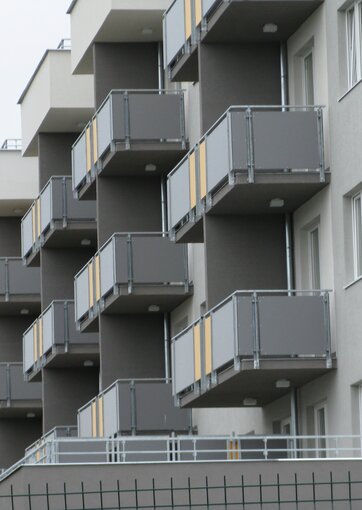 Fundermax Balkone Wohngebäude aus Max Compact Exterior in den Dekoren 0075 und 0736 sowie der Oberfläche NT