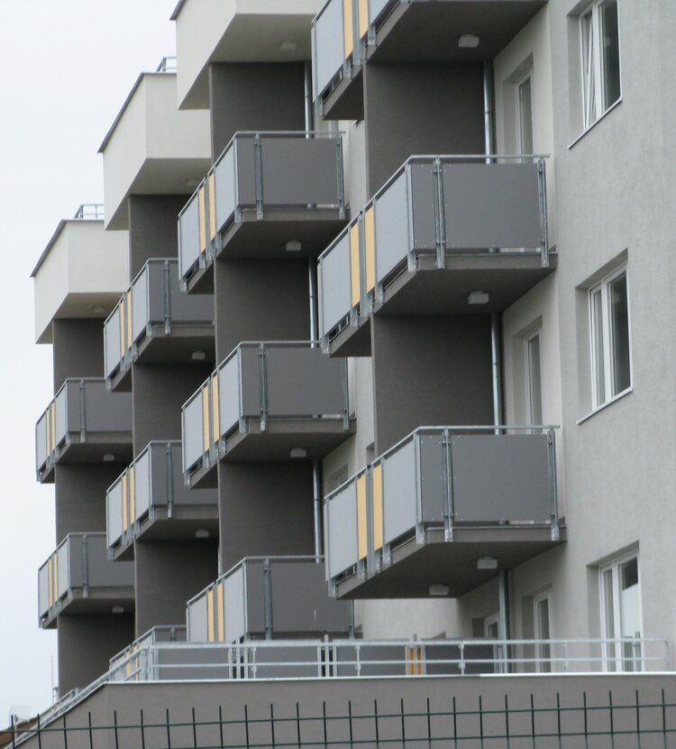 Fundermax Balkone Wohngebäude aus Max Compact Exterior in den Dekoren 0075 und 0736 sowie der Oberfläche NT