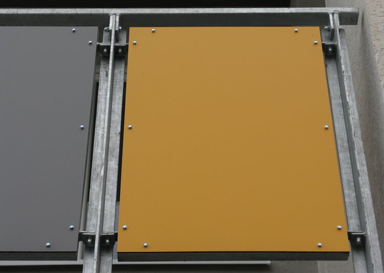 Fundermax Balkone Wohngebäude aus Max Compact Exterior in den Dekoren 0075 und 0736 sowie der Oberfläche NT