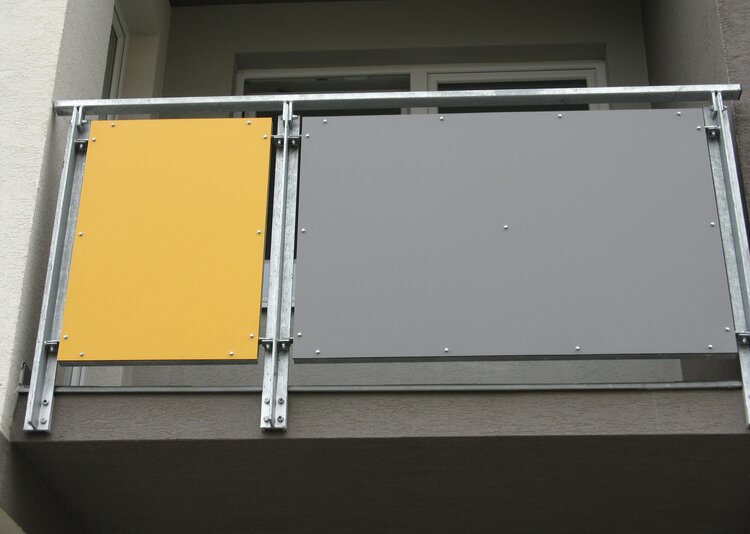 Fundermax Balkone Wohngebäude aus Max Compact Exterior in den Dekoren 0075 und 0736 sowie der Oberfläche NT