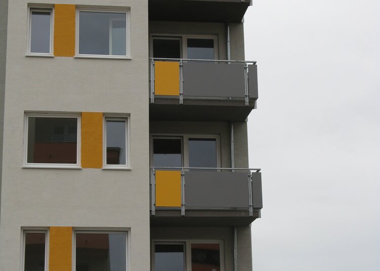 Fundermax Balkone Wohngebäude aus Max Compact Exterior in den Dekoren 0075 und 0736 sowie der Oberfläche NT