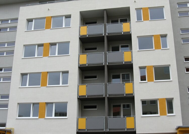 Fundermax Balkone Wohngebäude aus Max Compact Exterior in den Dekoren 0075 und 0736 sowie der Oberfläche NT