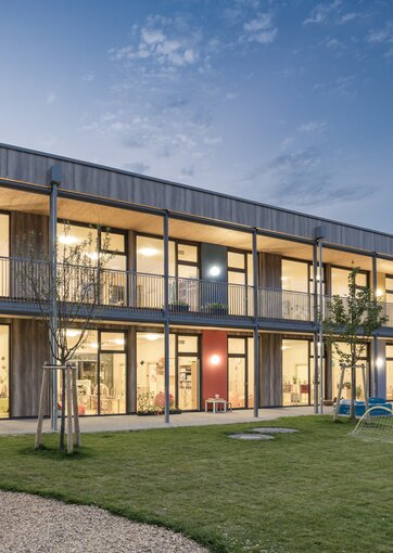 Fundermax Fassade Kindergarten aus Max Compact Exterior im Dekor 5171 sowie der Oberfläche NT