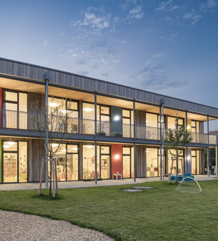 Fundermax Fassade Kindergarten aus Max Compact Exterior im Dekor 5171 sowie der Oberfläche NT