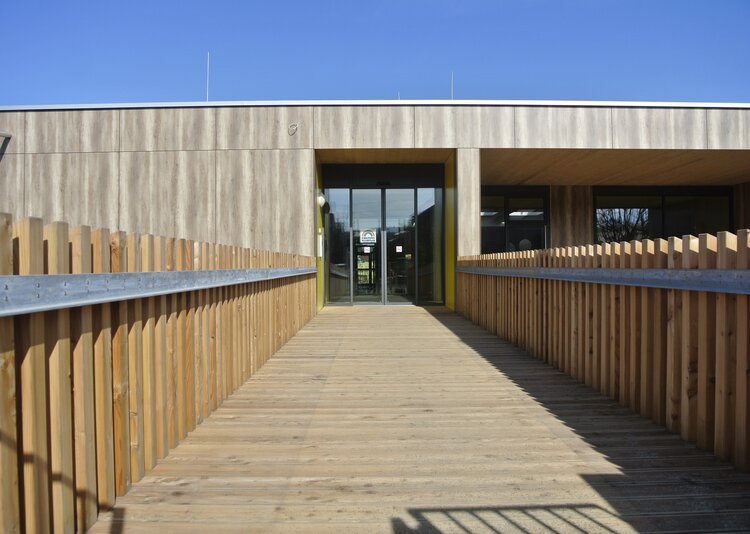 Fundermax Fassade Kindergarten aus Max Compact Exterior im Dekor 5171 sowie der Oberfläche NT