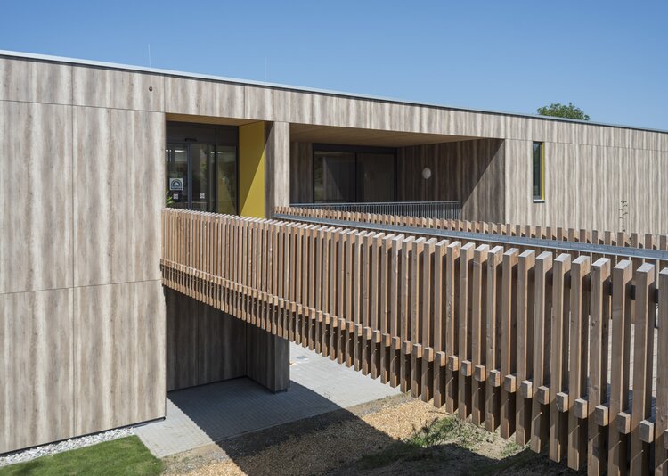 Fundermax Fassade Kindergarten aus Max Compact Exterior im Dekor 5171 sowie der Oberfläche NT