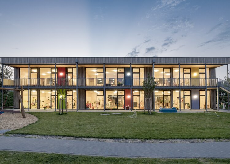Fundermax Fassade Kindergarten aus Max Compact Exterior im Dekor 5171 sowie der Oberfläche NT