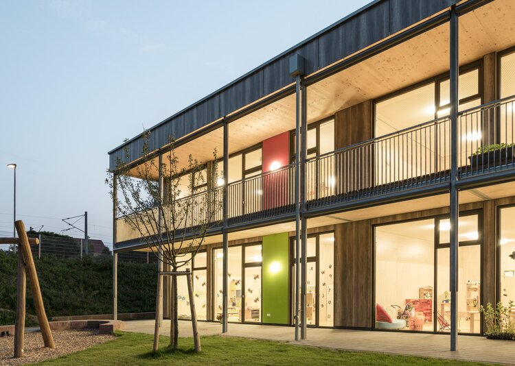 Fundermax Fassade Kindergarten aus Max Compact Exterior im Dekor 5171 sowie der Oberfläche NT