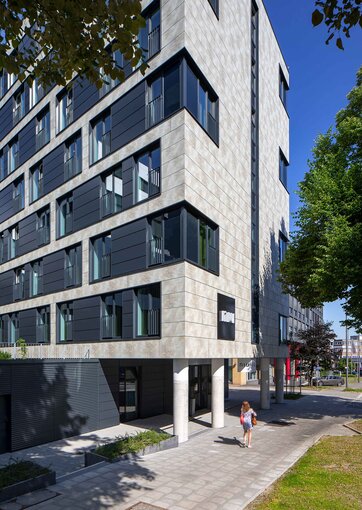 Fundermax Fassade Hotel Max Compact Exterior im Dekor 0496 und den Oberflächen NY