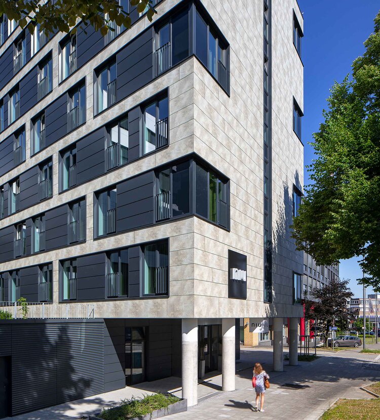 Fundermax Fassade Hotel Max Compact Exterior im Dekor 0496 und den Oberflächen NY